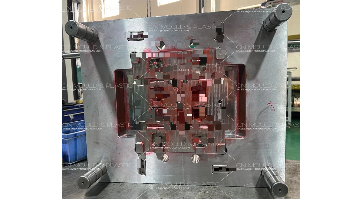 Como funciona a moldagem por inserção de PCB?